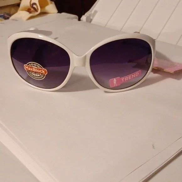 NWT - Foster Grant Luxury Fashion Sunglasses Trend - Picture 3 of 7